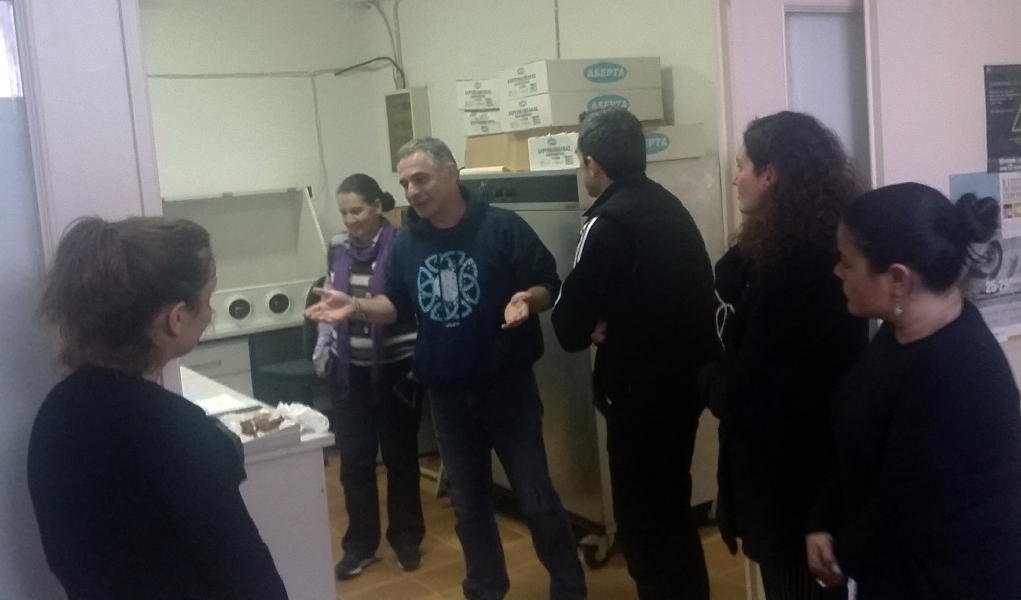 το κεντρο δια βιου μαθησης ανδρου στον συντηρητή Γιάννη Σταϊκόπουλο vanglouk androsfilm (3)