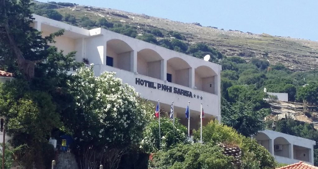 ΞΕΝΟΔΟΧΕΙΟ ΠΗΓΗ ΣΑΡΙΖΑ VANGLOUK ANDROSFILM