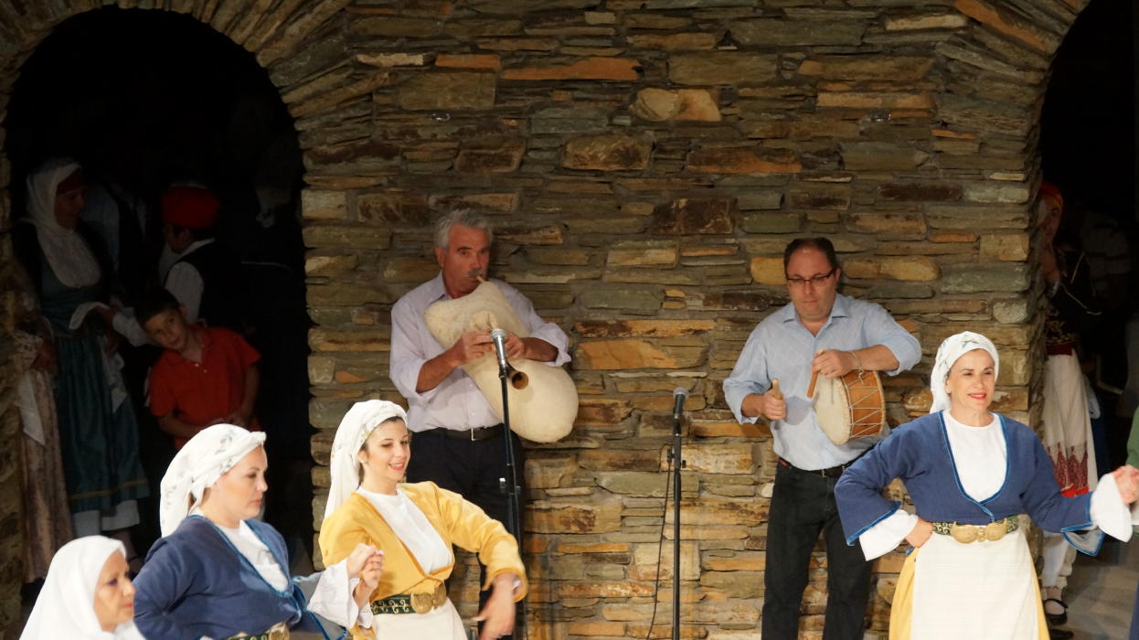 18ο Φεστιβάλ παραδοσιακών χορών Συλλόγου Γυναικών Άνδρου  9 ιουλιου 2016 androsfilm vanglouk  (9) - Αντίγραφο