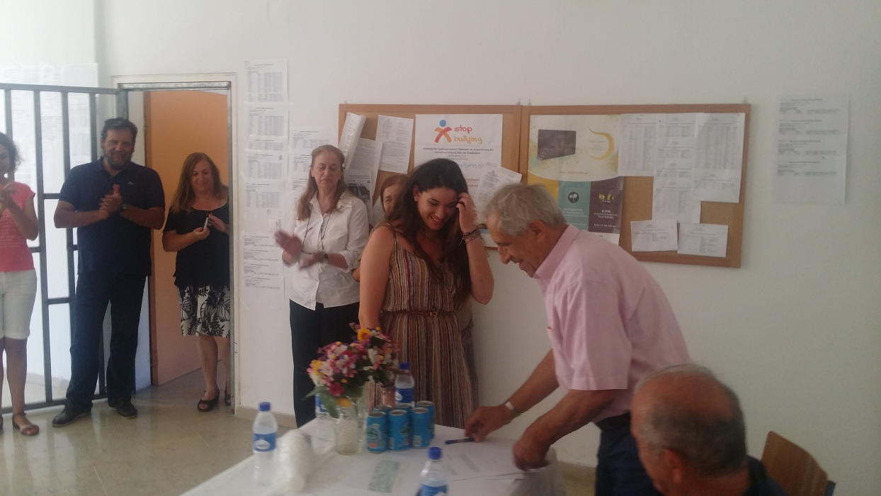 Εμπειρίκειος & Καΐρειος Οικοκυρική Σχολή βραβευει μαθητές 21 july 2016 vanglouk androsfilm (2)