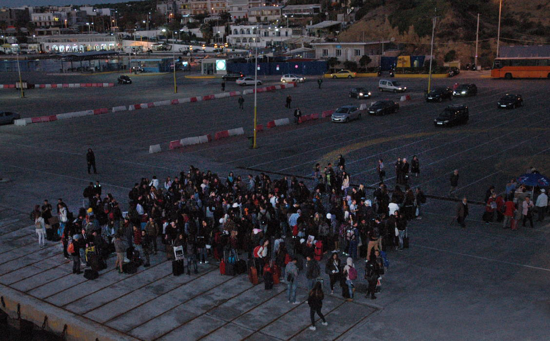 230 Φοιτητές του Πολυτεχνείου στην Άνδρο για μελέτη οικισμών 14 οκτ 2016 , στο λιμάνι της Ραφήνας ( φωτο Ελένη Σαλουβάρδου) 200-%cf%86%ce%bf%ce%b9%cf%84%ce%b7%cf%84%ce%b5%cf%83-%cf%84%ce%bf%cf%85-%cf%80%ce%bf%ce%bb%cf%85%cf%84%ce%b5%cf%87%ce%bd%ce%b5%ce%b9%ce%bf%cf%85-%cf%83%cf%84%ce%b7%ce%bd-%ce%b1%ce%bd%ce%b4%cf%81