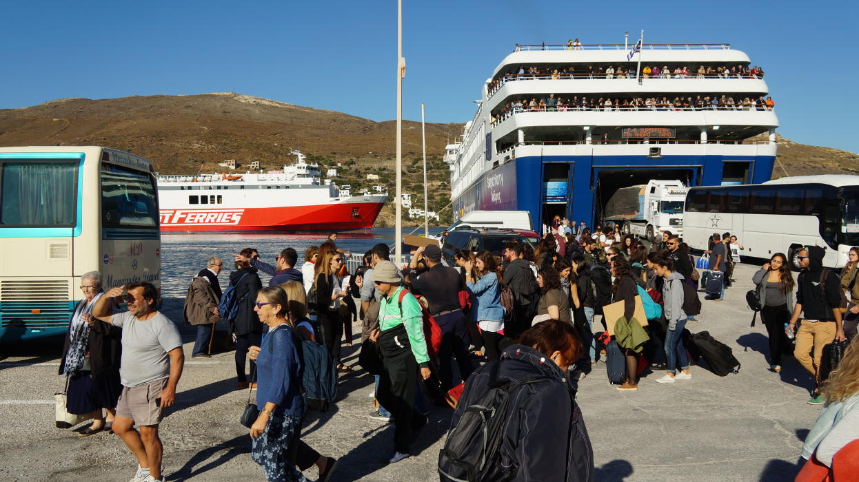 230 Φοιτητές του Πολυτεχνείου στην Άνδρο για μελέτη οικισμών 14 οκτ 2016 , άφιξη στο λιμάνι του Γαυρίου 200-%cf%86%ce%bf%ce%b9%cf%84%ce%b7%cf%84%ce%b5%cf%83-%cf%84%ce%bf%cf%85-%cf%80%ce%bf%ce%bb%cf%85%cf%84%ce%b5%cf%87%ce%bd%ce%b5%ce%b9%ce%bf%cf%85-%cf%83%cf%84%ce%b7%ce%bd-%ce%b1%ce%bd%ce%b4%cf%81