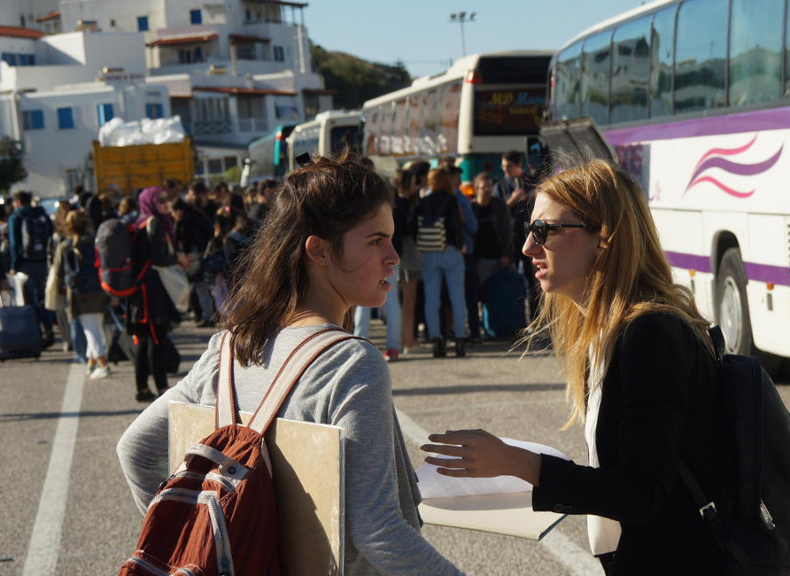 230 Φοιτητές του Πολυτεχνείου στην Άνδρο για μελέτη οικισμών 14 οκτ 2016, η Αναστασία Μανούσου βοηθάει τηω επιβίβαση στα πούλμαν 200-%cf%86%ce%bf%ce%b9%cf%84%ce%b7%cf%84%ce%b5%cf%83-%cf%84%ce%bf%cf%85-%cf%80%ce%bf%ce%bb%cf%85%cf%84%ce%b5%cf%87%ce%bd%ce%b5%ce%b9%ce%bf%cf%85-%cf%83%cf%84%ce%b7%ce%bd-%ce%b1%ce%bd%ce%b4%cf%81