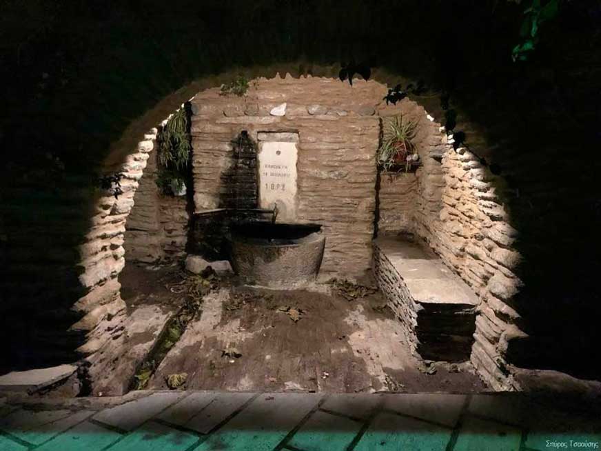 Η περίτεχνη βρύση στην πλατεία του χωριού