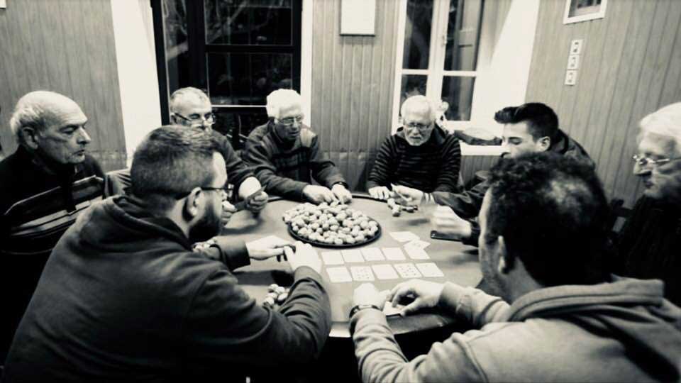 «Καρυδάδες» εν δράσει στο παραδοσιακό καφενείο του Καμπάνη (Γ. Κοντού).